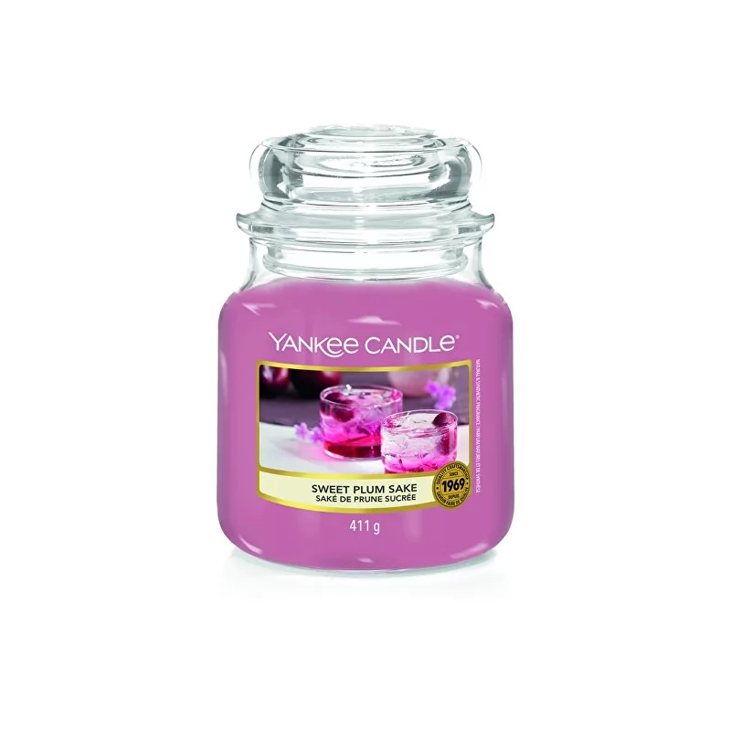 Aromatická svíčka Classic střední Sweet Plum Sake Yankee Candle - 411 g